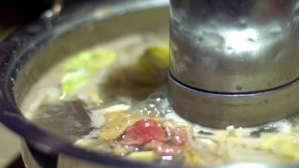 慢动作传统北京风格的中国火锅 有一个甜甜圈形状的黄铜锅 用生鲜配料烹调餐桌 中国著名的铜罐火锅里有美味的牛肉 食物概念 Dan — 图库视频影像