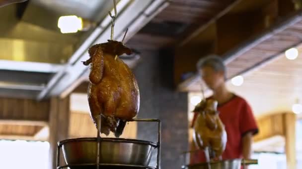 Taiwanesisk Tegelugn Och Grillad Kyckling Stor Lerugn Öppna Burkarna För — Stockvideo
