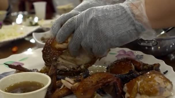 在台湾山区的餐馆里 厨师们正在用小手准备传统的鸡肉食品 著名的烤鸡在黏土烤箱里 亚洲人用手拿着手套切部分食物当食物吃 — 图库视频影像