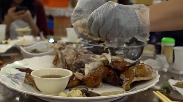 Närbild Kock Händer Förbereda Traditionell Kyckling Mat Restaurang Taiwan Berg — Stockvideo