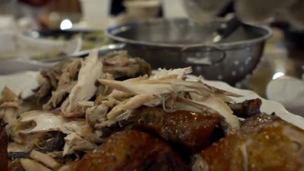 Primer Plano Las Manos Del Chef Preparando Comida Tradicional Pollo — Vídeos de Stock