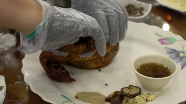 Movimento Lento Mãos Chef Preparando Comida Tradicional Frango Restaurante Montanha — Vídeo de Stock