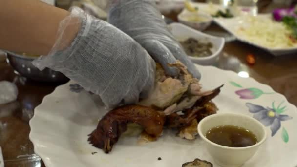 Slow Motion Manos Chef Preparando Comida Tradicional Pollo Restaurante Montaña — Vídeos de Stock