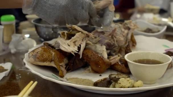 Mișcarea Lentă Mâinilor Bucătarului Pregătind Mâncarea Tradițională Pui Restaurantul Muntelui — Videoclip de stoc