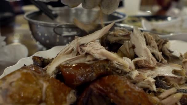 Αργή Κίνηση Των Χεριών Σεφ Προετοιμασία Παραδοσιακών Τροφίμων Κοτόπουλο Στο — Αρχείο Βίντεο