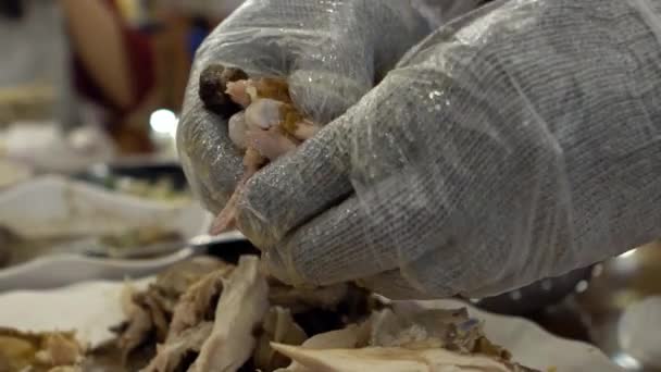 Movimento Lento Mãos Chef Preparando Comida Tradicional Frango Restaurante Montanha — Vídeo de Stock