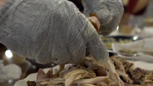 Slow Motion Manos Chef Preparando Comida Tradicional Pollo Restaurante Montaña — Vídeos de Stock