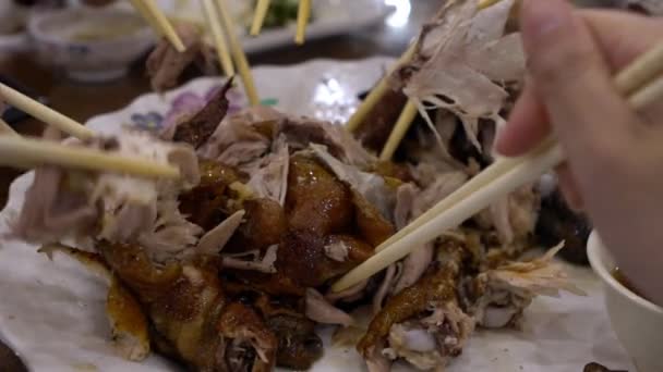Повільний Рух Азіатів Великою Кількістю Рукояток Оточував Традиційну Курячу Їжу — стокове відео