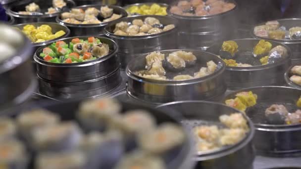 4K台湾亚洲街食品市场准备和销售Shaomai和客户的供应商 饺子是东方夜市的一种中国传统食品 市中心的餐馆 — 图库视频影像