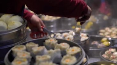 4K Satıcısı Shaomai 'yi hazırlıyor ve satıyor ve Tayvan' daki Asya Caddesi Gıda Pazarı 'nda müşterileri var. Hamur köftesi, Oriental Night Market 'te geleneksel Çin yemeğidir. Şehir merkezindeki restoran.