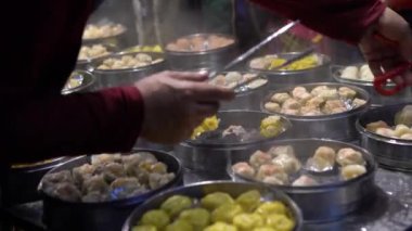 4K Satıcısı Shaomai 'yi hazırlıyor ve satıyor ve Tayvan' daki Asya Caddesi Gıda Pazarı 'nda müşterileri var. Hamur köftesi, Oriental Night Market 'te geleneksel Çin yemeğidir. Şehir merkezindeki restoran.