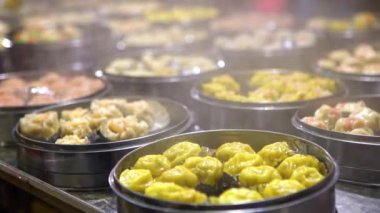 4K Satıcısı Shaomai 'yi hazırlıyor ve satıyor ve Tayvan' daki Asya Caddesi Gıda Pazarı 'nda müşterileri var. Hamur köftesi, Oriental Night Market 'te geleneksel Çin yemeğidir. Şehir merkezindeki restoran.