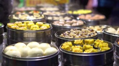 4K Satıcısı Shaomai 'yi hazırlıyor ve satıyor ve Tayvan' daki Asya Caddesi Gıda Pazarı 'nda müşterileri var. Hamur köftesi, Oriental Night Market 'te geleneksel Çin yemeğidir. Şehir merkezindeki restoran.