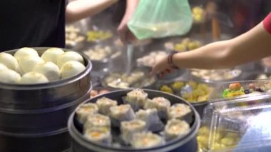4K Satıcısı Shaomai 'yi hazırlıyor ve satıyor ve Tayvan' daki Asya Caddesi Gıda Pazarı 'nda müşterileri var. Hamur köftesi, Oriental Night Market 'te geleneksel Çin yemeğidir. Şehir merkezindeki restoran.