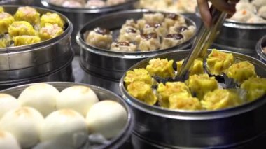 4K Satıcısı Shaomai 'yi hazırlıyor ve satıyor ve Tayvan' daki Asya Caddesi Gıda Pazarı 'nda müşterileri var. Hamur köftesi, Oriental Night Market 'te geleneksel Çin yemeğidir. Şehir merkezindeki restoran.