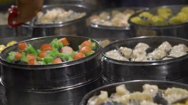 Yavaş çekim satıcısı Shaomai 'yi hazırlıyor ve satıyor ve Tayvan' daki Asya Caddesi Gıda Pazarı 'nda müşterileri var. Hamur köftesi, Oriental Night Market 'te geleneksel Çin yemeğidir. Şehir merkezindeki restoran.