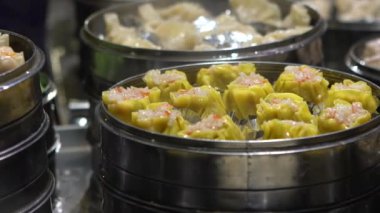 Yavaş çekim satıcısı Shaomai 'yi hazırlıyor ve satıyor ve Tayvan' daki Asya Caddesi Gıda Pazarı 'nda müşterileri var. Hamur köftesi, Oriental Night Market 'te geleneksel Çin yemeğidir. Şehir merkezindeki restoran.