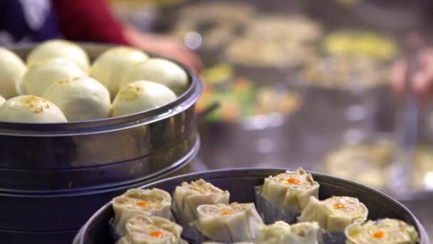 Vendedor Preparando Vendiendo Shaomai Clientes Asian Street Food Market Taiwán — Vídeo de stock