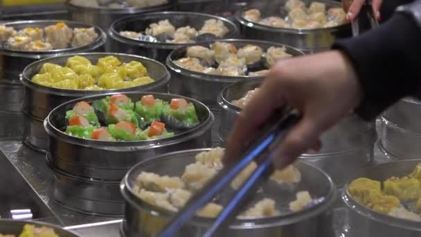 Vendedor Cámara Lenta Preparando Vendiendo Shaomai Clientes Asian Street Food — Vídeo de stock