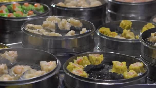 慢动作供应商在台湾亚洲街食品市场准备和销售韶麦和客户 饺子是东方夜市的一种中国传统食品 市中心的餐馆 — 图库视频影像