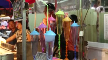 Taipei, Tayvan-21 Şubat 2015: Tayvan 'ın başkenti Tayvan' da gece pazarında çeşitli boyalı içecekler hazırlayan satıcı. - Dan.