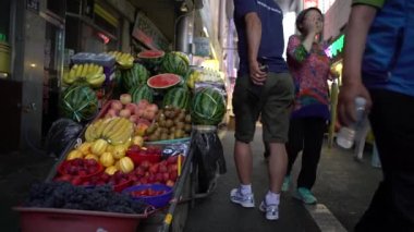 Busan, Güney Kore-02 Temmuz 2017: 4K Gukje Uluslararası Market Busan caddesinde meyve satan geleneksel bir seyyar satıcı. Koreli satıcılar Güney Kore-Dan 'de kolayca taşınabilecek yiyecekler satıyorlar.