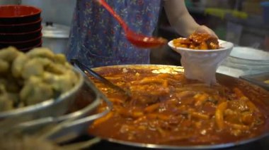 Lezzetli Tteok-bokki yapan 4K Popüler Koreli sokak yemekleri satıcısı. Uzun, beyaz, silindir şeklinde tteokmyeon ya da garae-tteok denilen pirinç kekleri. Busan-Dan 'deki Gukje Uluslararası Pazarı