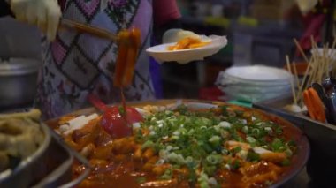 Lezzetli Tteok-bokki yapan 4K Popüler Koreli sokak yemekleri satıcısı. Uzun, beyaz, silindir şeklinde tteokmyeon ya da garae-tteok denilen pirinç kekleri. Busan-Dan 'deki Gukje Uluslararası Pazarı