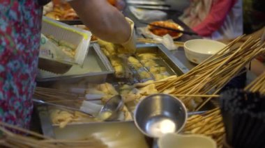 4K Hawker, Kore sokak yiyecekleri satıyor, Oden Malzemeleri satıyor, insanlar balık keki yiyor ve Gukje Uluslararası Market Busan 'ın diğer aperatiflerini yiyor. Tedarikçiler yiyecek satıyor, Güney Kore-Dan