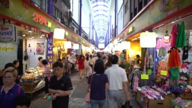 Busan, Güney Kore-02 Temmuz 2017: 4K Gukje Uluslararası Pazarı Busan. Koreliler sokakta satıcılar ve yiyeceklerle yürüyor.