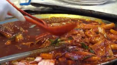Lezzetli Tteok-bokki yapan 4K Popüler Koreli sokak yemekleri satıcısı. Uzun, beyaz, silindir şeklinde tteokmyeon ya da garae-tteok denilen pirinç kekleri. Busan-Dan 'deki Gukje Uluslararası Pazarı