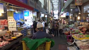 Busan, Güney Kore-02 Temmuz 2017: 4K Gukje Uluslararası Pazarı Busan. Koreliler sokakta satıcılar ve yiyeceklerle yürüyor.