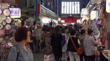 Busan, Güney Kore-02 Temmuz 2017: 4K Gukje Uluslararası Pazarı Busan. Koreliler sokakta satıcılar ve yiyeceklerle yürüyor.