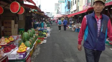 Busan, Güney Kore-01 Temmuz 2017: 4K Güney Kore Jagalchi Balık Pazarı. Deniz ürünleri pazarındaki satıcılar ve Asyalılar Busan 'dan taze yiyecek alıp satıyor. Sebze ve Meyve-Dan Satmak