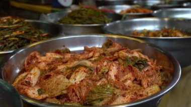 4K Satıcılar Kore mutfağında kullanılan Kimchi 'yi satıyor. Jagalchi Market Busan, Güney Kore-Dan Caddesi 'ndeki dükkan.