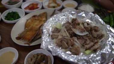 4K, Kıyıdaki Balık Bulaşığı Güney Kore Restoranı Jagalchi Balık Pazarı 'nın yanında. Busan 'da öğle yemeği için kkomjangeo yemek, Güney Kore-Dan