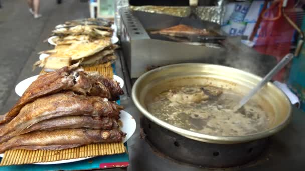 4K韓国レストラン 釜山のチャガルチ魚市場の通りで新鮮な魚介類を調理 — ストック動画