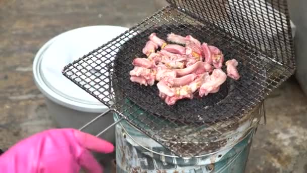 4K韩国餐馆准备在近岸的鲱鱼烧烤 之后取出了一条活鳗鱼放在烤肉架上的皮 厨师煮熟的Kkomjangeo 烧烤食物在Jagalchi鱼市场釜山 — 图库视频影像