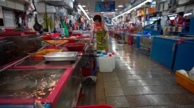 Busan, Güney Kore-01 Temmuz 2017: 4K Güney Kore halkı bir deniz ürünleri pazarında Jagalchi Balık Pazarı Busan 'ın taze gıdalarını satıyor. Satıcılar Güney Kore-Dan 'de taze yiyecek satıyorlar.