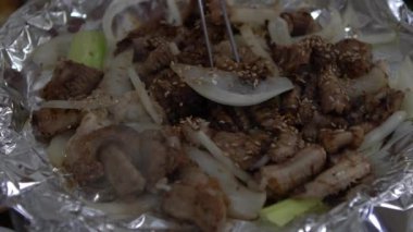 Jagalchi Balık Pazarı 'ndaki Deniz Ürünleri Marketi' nin yanındaki Güney Kore Restoranında ağır çekimde Hagfish tabağı. Busan 'da öğle yemeği için kkomjangeo yemek, Güney Kore-Dan