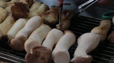 Asyalılar, Tayvan 'ın Keelung kenti yakınlarındaki Chiufen şehrinde ünlü pazar yeri Jiufen Old Caddesi' nde mantar mantarı satın alıyorlar.