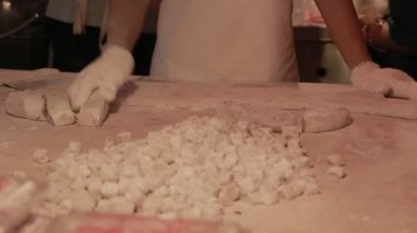 Sokak satıcıları, Tayvan 'ın başkenti Keelung yakınlarındaki Chiufen şehrinde gece pazarında meşhur yer elması toplarını hazırlıyorlar.