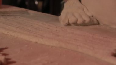 Sokak satıcıları, Tayvan 'ın başkenti Keelung yakınlarındaki Chiufen şehrinde gece pazarında meşhur yer elması toplarını hazırlıyorlar.