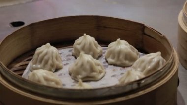 Sokak satıcıları Jiufen Old Caddesi 'ndeki ünlü hamur köftesinin küçük parçaları, Chiufen şehrinde lezzetli yemekleri olan ünlü pazar yeri Keelung, Tayvan.