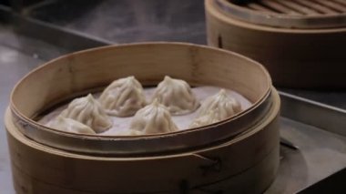 Sokak satıcıları Jiufen Old Caddesi 'ndeki ünlü hamur köftesinin küçük parçaları, Chiufen şehrinde lezzetli yemekleri olan ünlü pazar yeri Keelung, Tayvan.