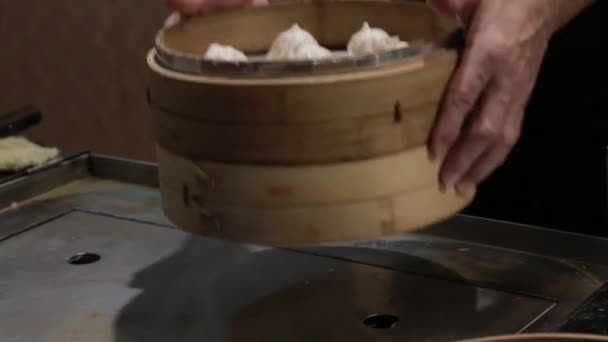 Vendeurs Rue Petits Morceaux Boulettes Célèbres Dans Marché Nuit Jiufen — Video