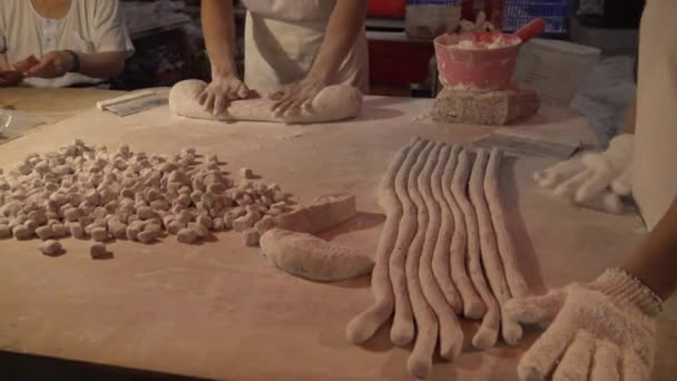 Уличные Торговцы Готовят Знаменитый Ямс Шарики Китайский Ночном Рынке Jiufen — стоковое видео