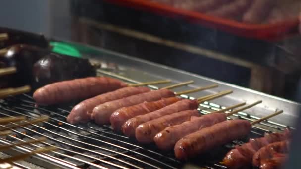 Slow Motion Vendor Cozinhar Salsicha Taiwanesa Aço Grelhar Rua Mercado — Vídeo de Stock