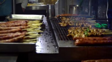 Taipei, Tayvan-02 Mart 2018: Slow Motion Vendor çubukta Tayvan tavuğu pişiriyor, Çelik Izgara Gece Pazarı Caddesi. İnsanlar et ızgara barbekü yaptı. Lezzetli yemek. Geleneksel Çin yemeği.