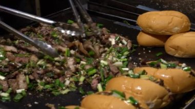 Slow Motion Sendor, Tayvan usulü domuz etini gece pazarında ızgarada pişiriyor. İnsanlar popüler et ızgara barbekü pişirdi. Lezzetli yemekleri olan ünlü bir pazar yeri. Asyalı tezgahında Çin yemeği.